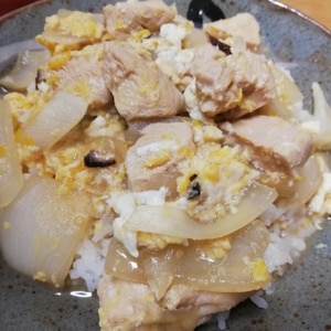 卵を2個使ってトロっと仕上げる親子丼